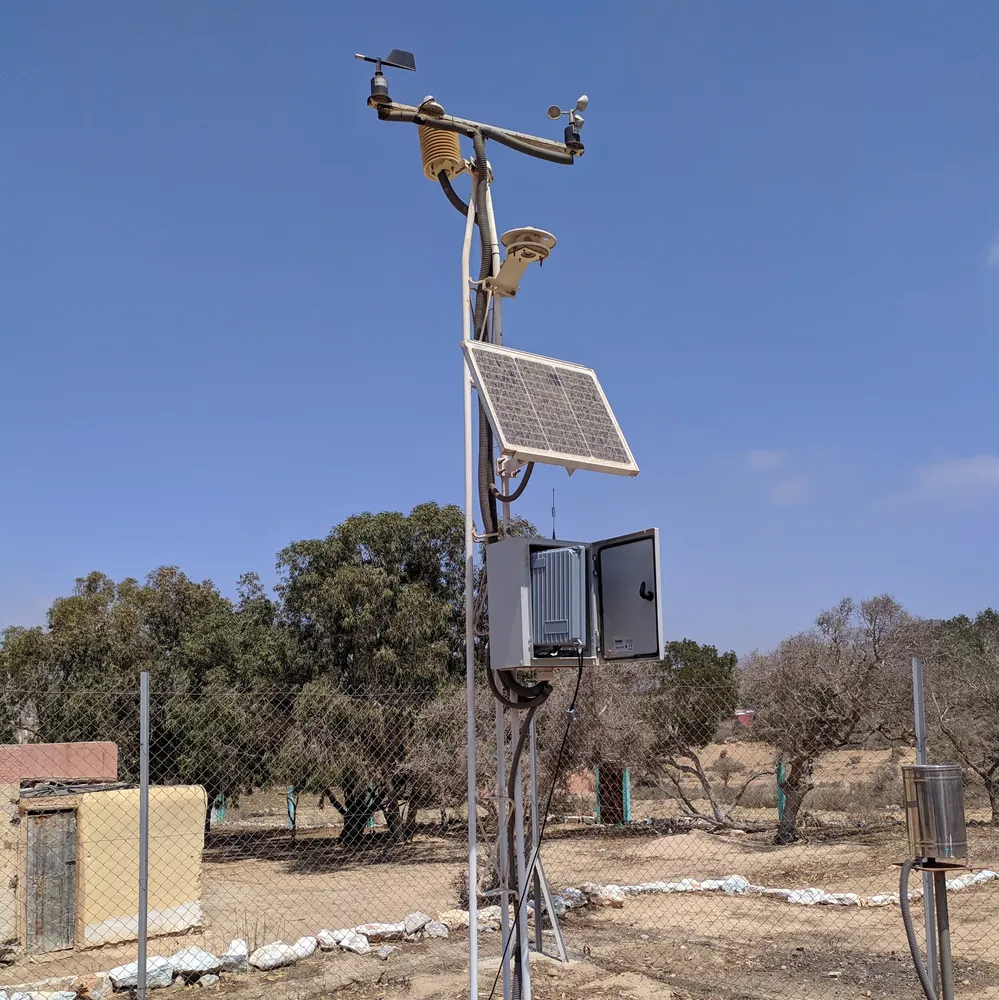 Station météo sur mât, avec panneau solaire et boîtier