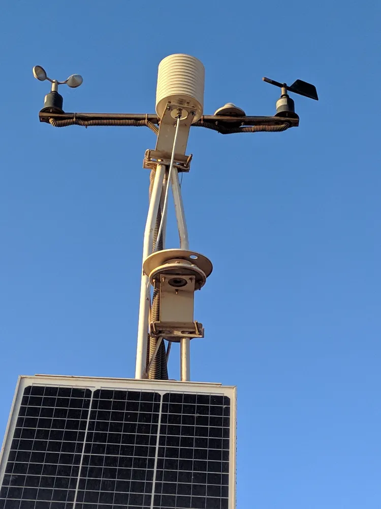 Anémomètre et panneau solaire sur mât