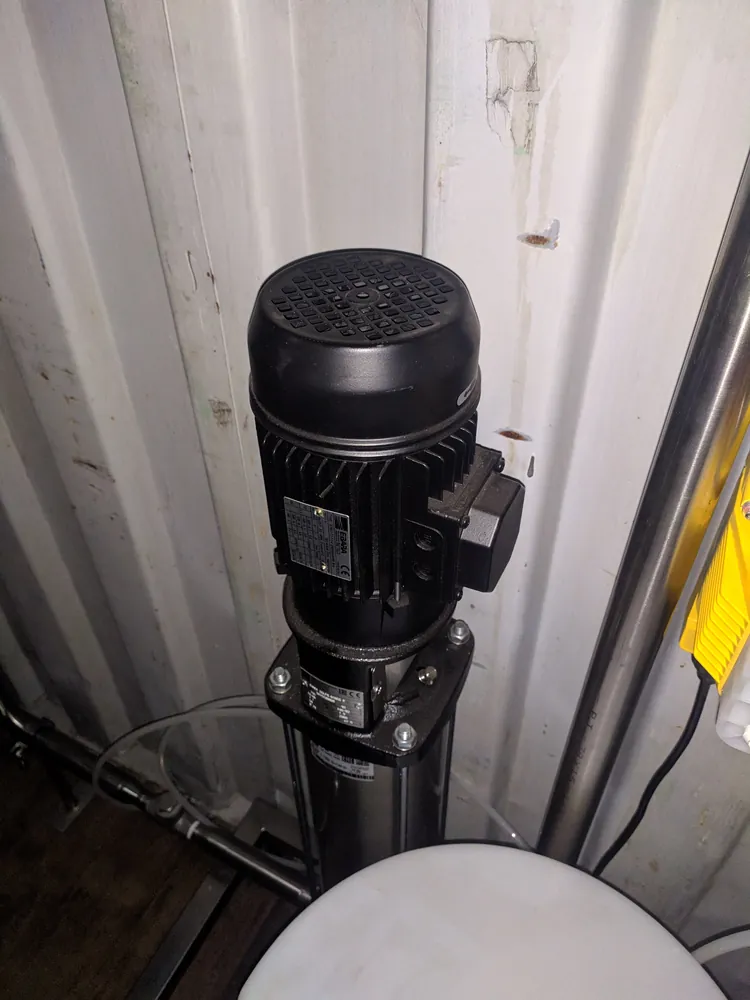 Pompe verticale et moteur