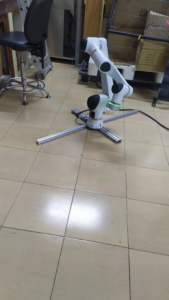 Bras robotisé collaboratif sur socle, vue d'ensemble