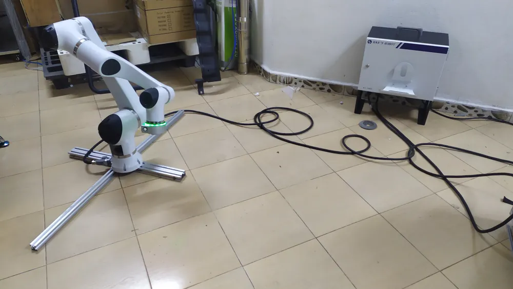 Bras collaboratif et son poste de commande