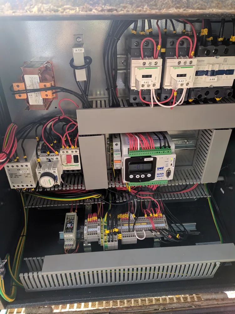 Tableau avec contacteurs, variateur et protections