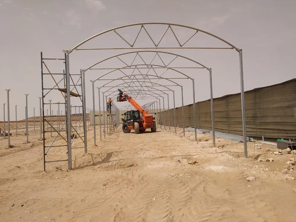Montage de la structure d'une pépinière
