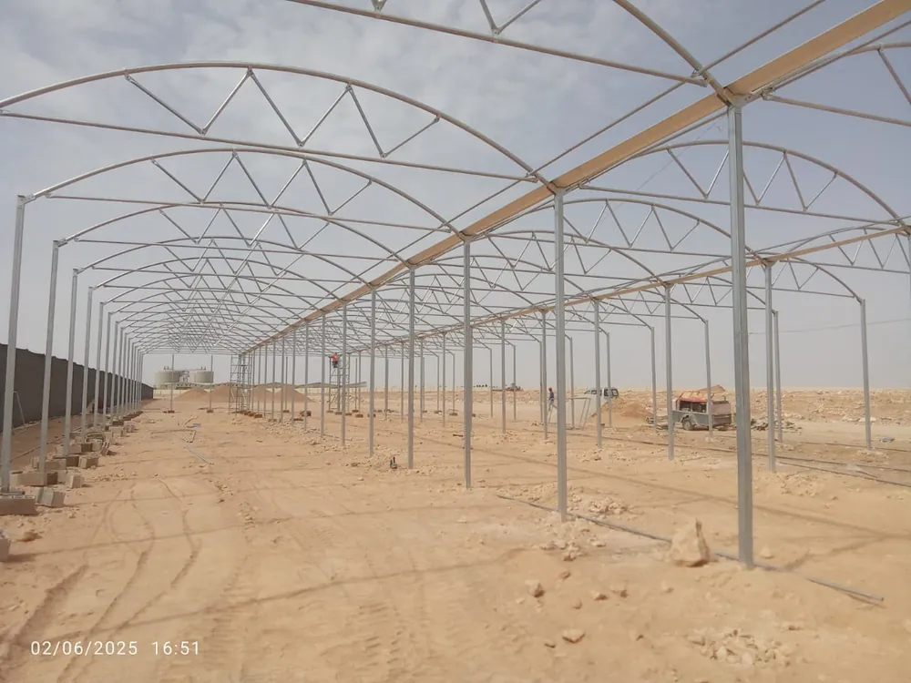 Baies de structure d'une ombrière en chantier
