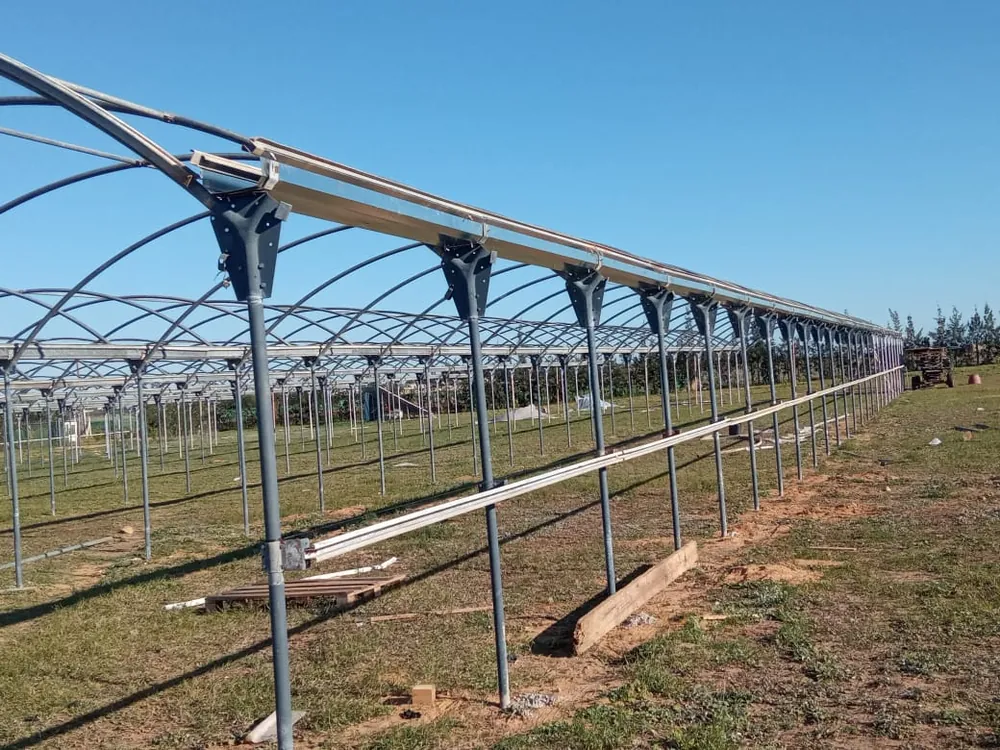 Poteaux et fixations d'une structure d'ombrage